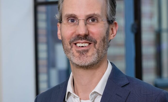 Foto van Thijs van den Vooren. Hij is de Chief Financial Officer in de Raad van Bestuur van EBN.