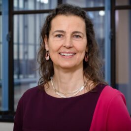 Foto van Yolande Verbeek. Zij is de Chief Operating Officer in de Raad van Bestuur van EBN.