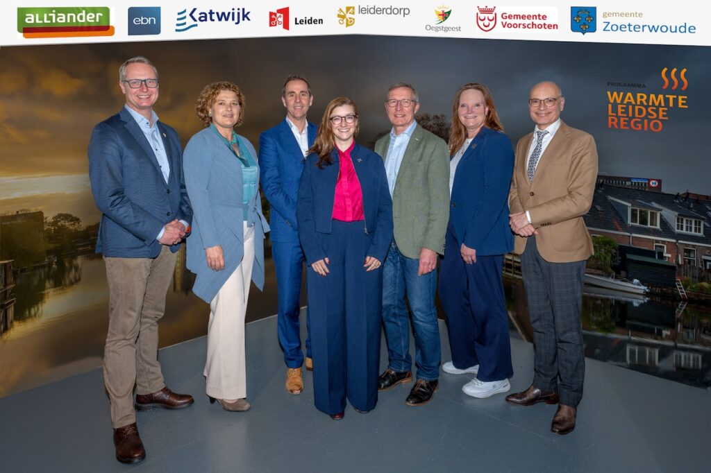 Foto van de ondertekening samenwerkingsovereenkomst voor Warmtebedrijf Leidse Regio