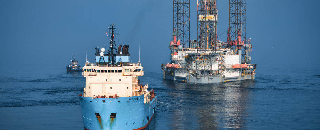 Foto van boot die naar platform vaart