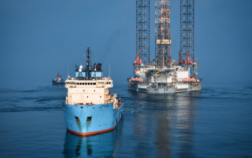 Foto van boot die naar platform vaart