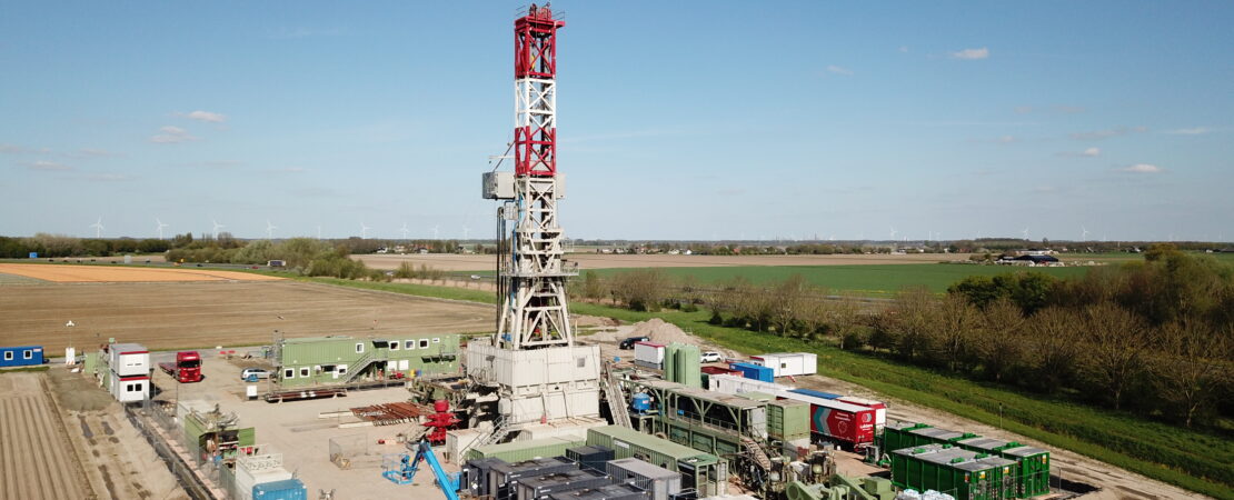 Foto van bovenaf van een boortoren op het platteland in Heijningen