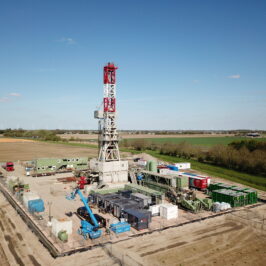 Foto van bovenaf van een boortoren op het platteland in Heijningen