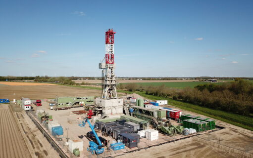 Foto van bovenaf van een boortoren op het platteland in Heijningen