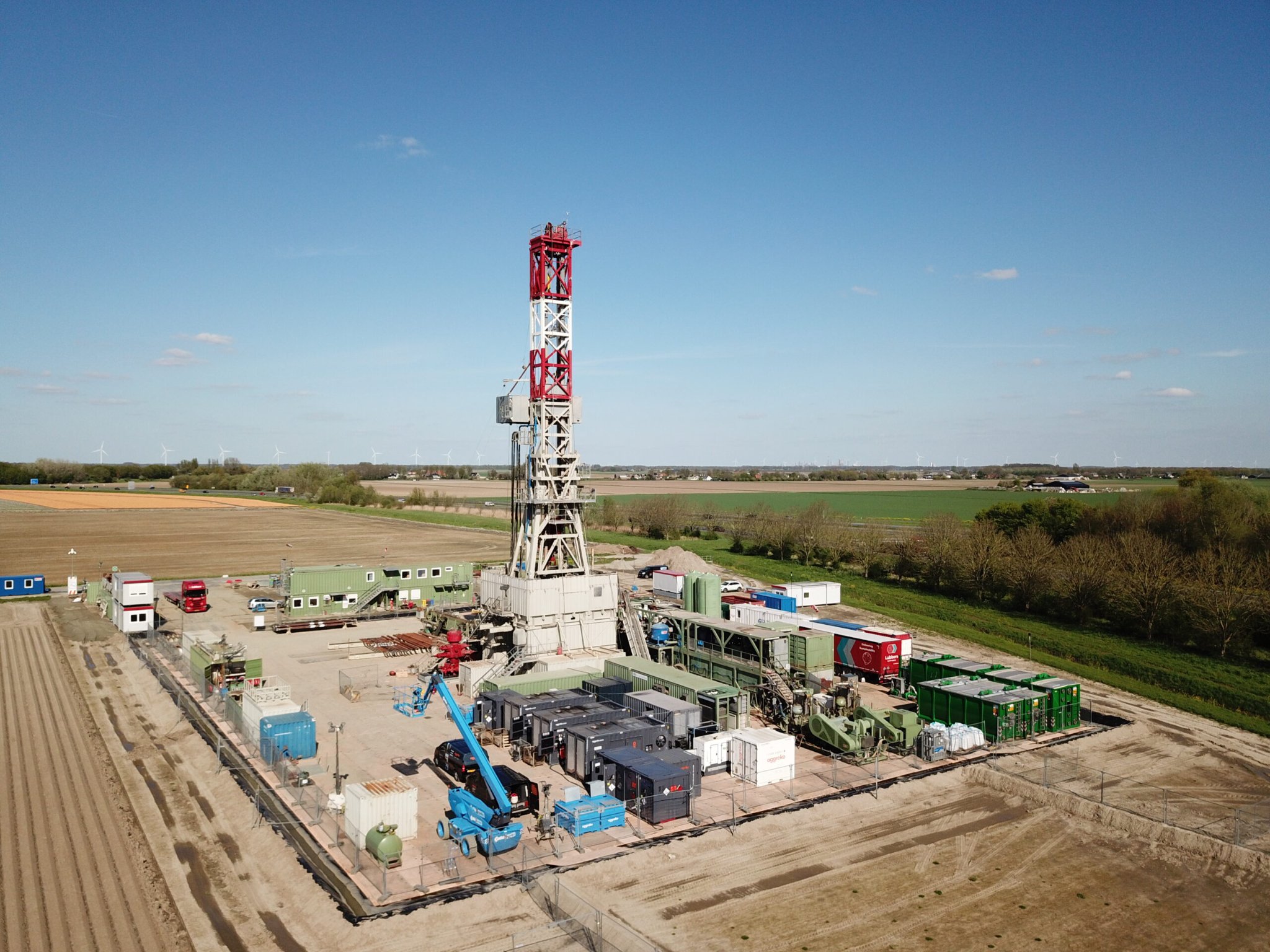 Foto van bovenaf van een boortoren op het platteland in Heijningen