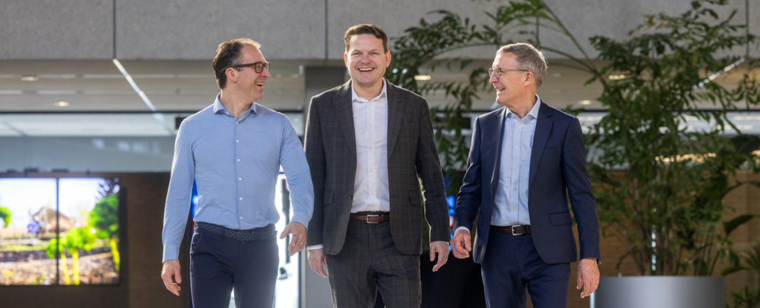 Op de foto van links naar rechts: Bram Gerrist (directeur Enpuls Warmte Infra, onderdeel Enexis Groep), Bas Maes (gedeputeerde Energie en Klimaat provincie Noord-Brabant), Herman Exalto (projectdirecteur Nationale Deelneming Warmte bij EBN),