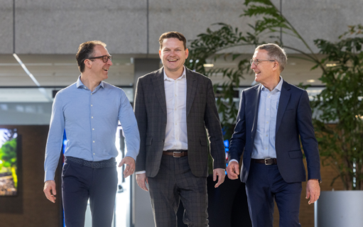 Op de foto van links naar rechts: Bram Gerrist (directeur Enpuls Warmte Infra, onderdeel Enexis Groep), Bas Maes (gedeputeerde Energie en Klimaat provincie Noord-Brabant), Herman Exalto (projectdirecteur Nationale Deelneming Warmte bij EBN),