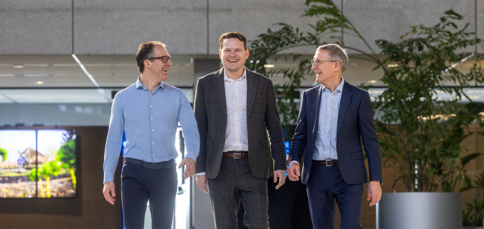 Op de foto van links naar rechts: Bram Gerrist (directeur Enpuls Warmte Infra, onderdeel Enexis Groep), Bas Maes (gedeputeerde Energie en Klimaat provincie Noord-Brabant), Herman Exalto (projectdirecteur Nationale Deelneming Warmte bij EBN),