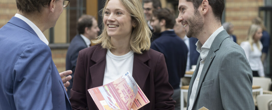 Marlijn en David met de infographic 'Energie in Cijfers'