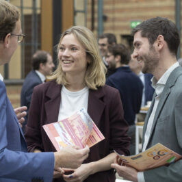 Marlijn en David met de infographic 'Energie in Cijfers'