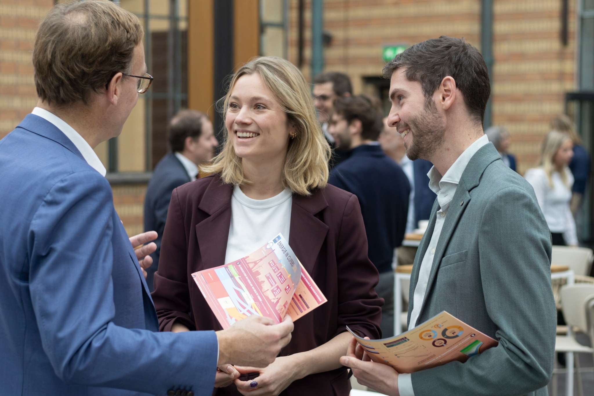 Marlijn en David met de infographic 'Energie in Cijfers'