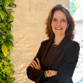 Een portretfoto van Joanne de Jonge directeur Nationale Deelneming Warmte