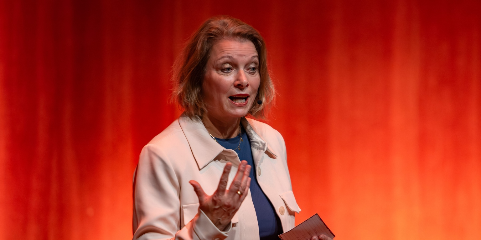 Nel Aland spreekt tijdens de Dag van de Warmtetransitie van EBN.