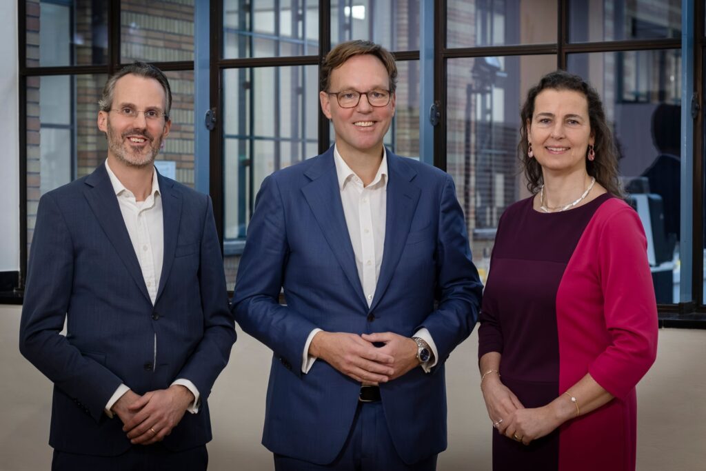 Groepsportret van drie leden van de raad van bestuur van EBN in een kantooromgeving.